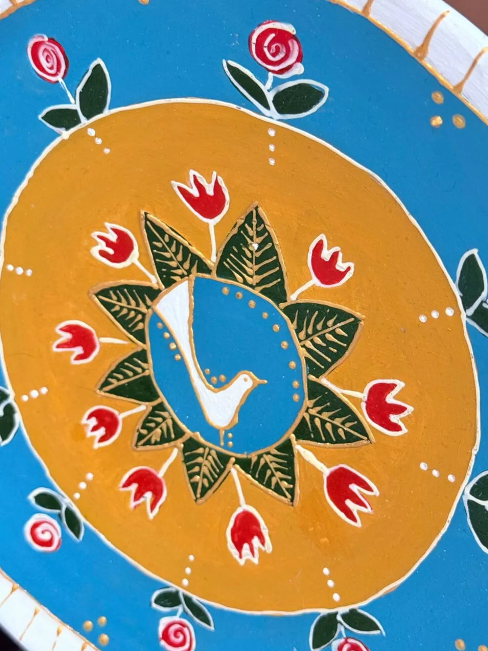 Assiette décorative en céramique peinte à la main avec un design folklorique de colombe et de fleurs