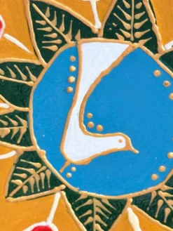 Assiette décorative en céramique peinte à la main avec un design folklorique de colombe et de fleurs