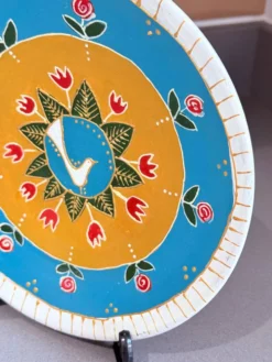 Assiette décorative en céramique peinte à la main avec un design folklorique de colombe et de fleurs