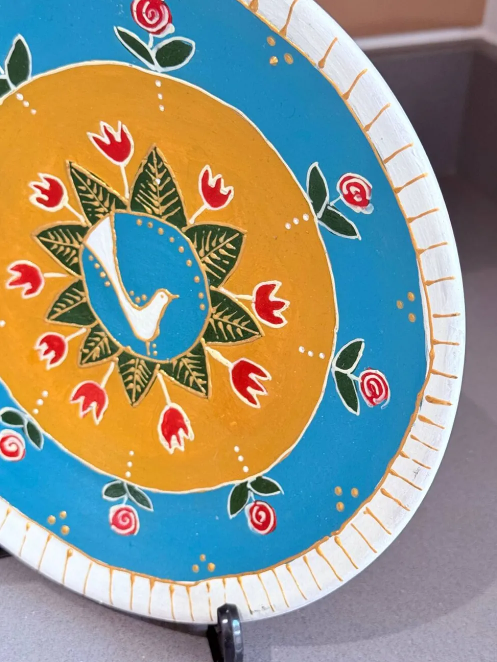 Assiette décorative en céramique peinte à la main avec un design folklorique de colombe et de fleurs