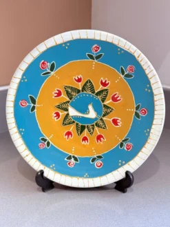 Assiette décorative en céramique peinte à la main avec un design folklorique de colombe et de fleurs