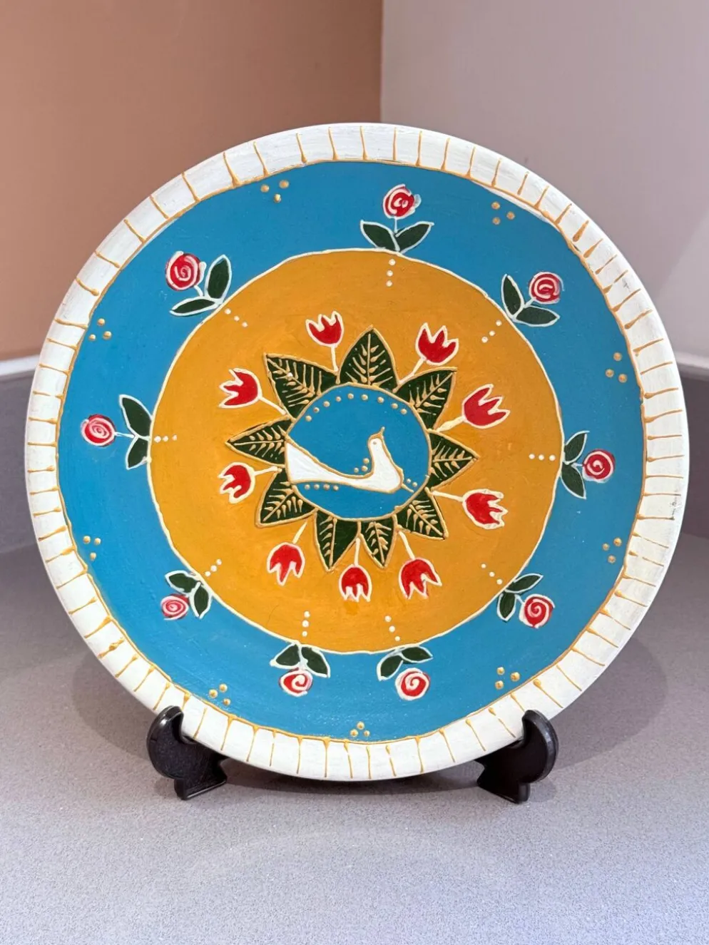 Assiette décorative en céramique peinte à la main avec un design folklorique de colombe et de fleurs
