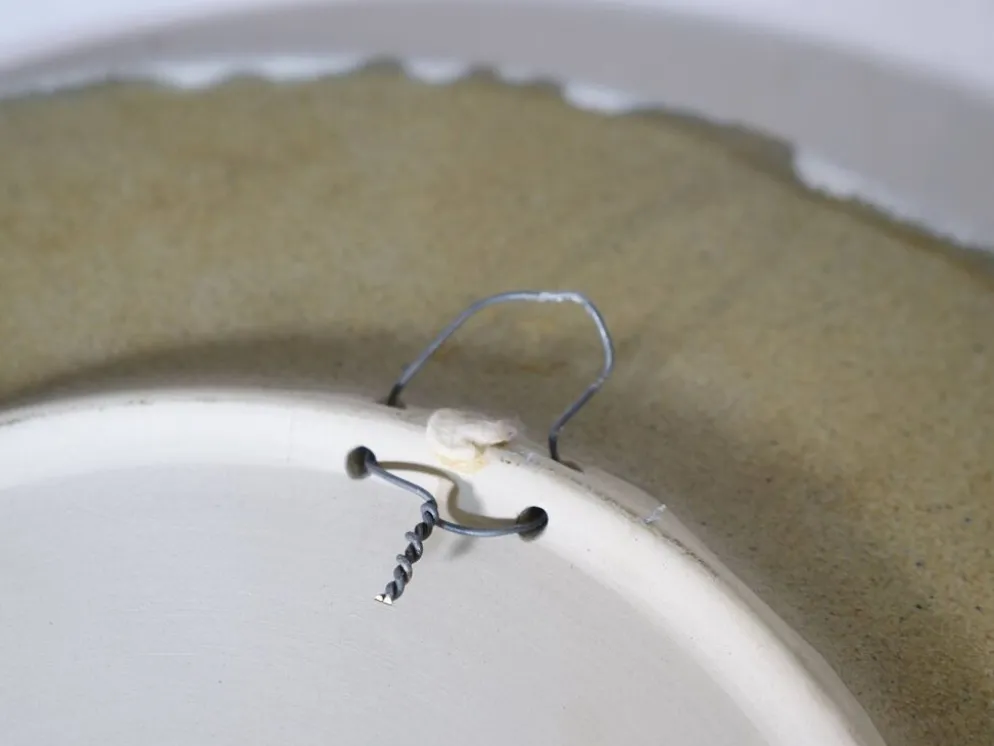 Assiette en céramique scandinave, signée, années 1970