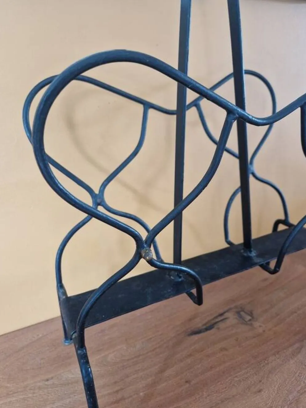 Attribué à Jacques Adnet (1900-1984) - Porte revue en métal laqué noir