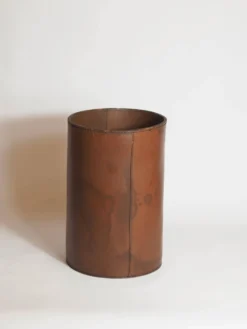 Authentique corbeille à papier/poubelle en cuir Carl Auböck du milieu du siècle dernier