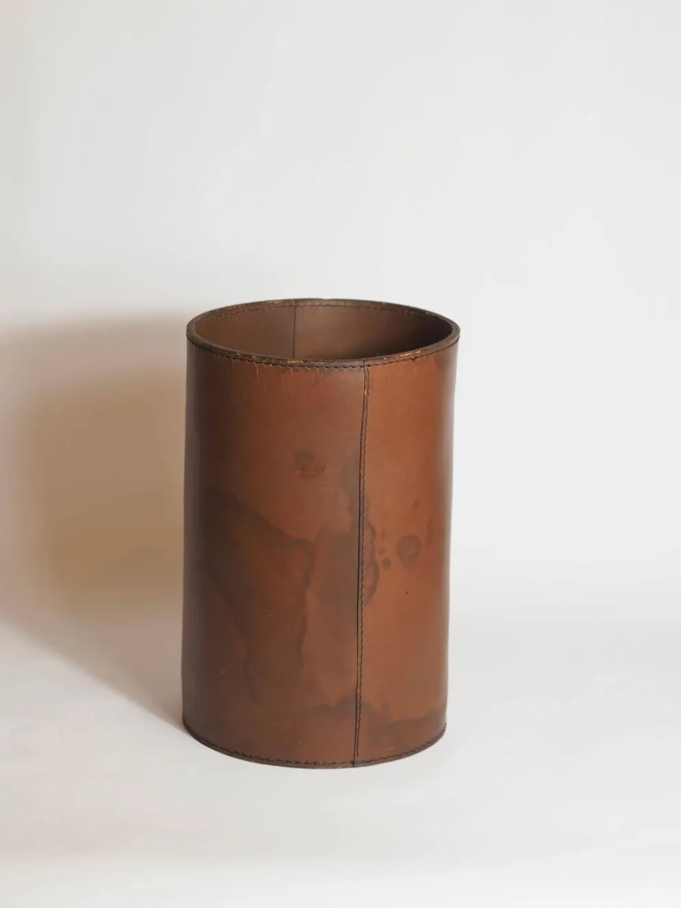 Authentique corbeille à papier/poubelle en cuir Carl Auböck du milieu du siècle dernier