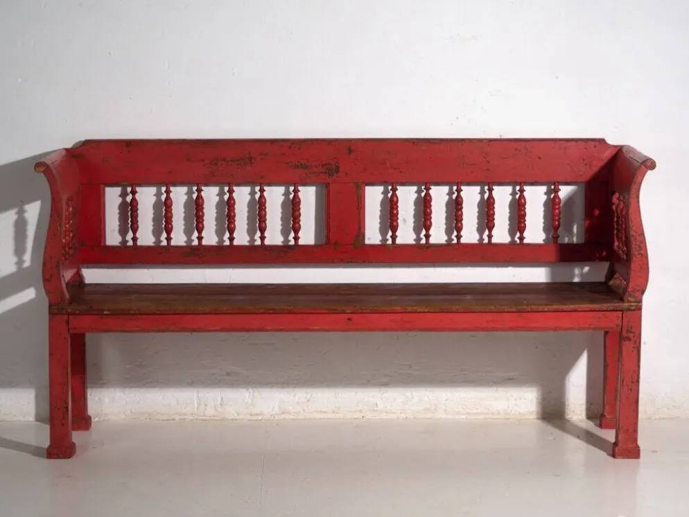 Banc ancien peint rouge en pin à dossier tourné – Europe centrale, vers 1900