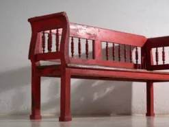 Banc ancien peint rouge en pin à dossier tourné – Europe centrale, vers 1900