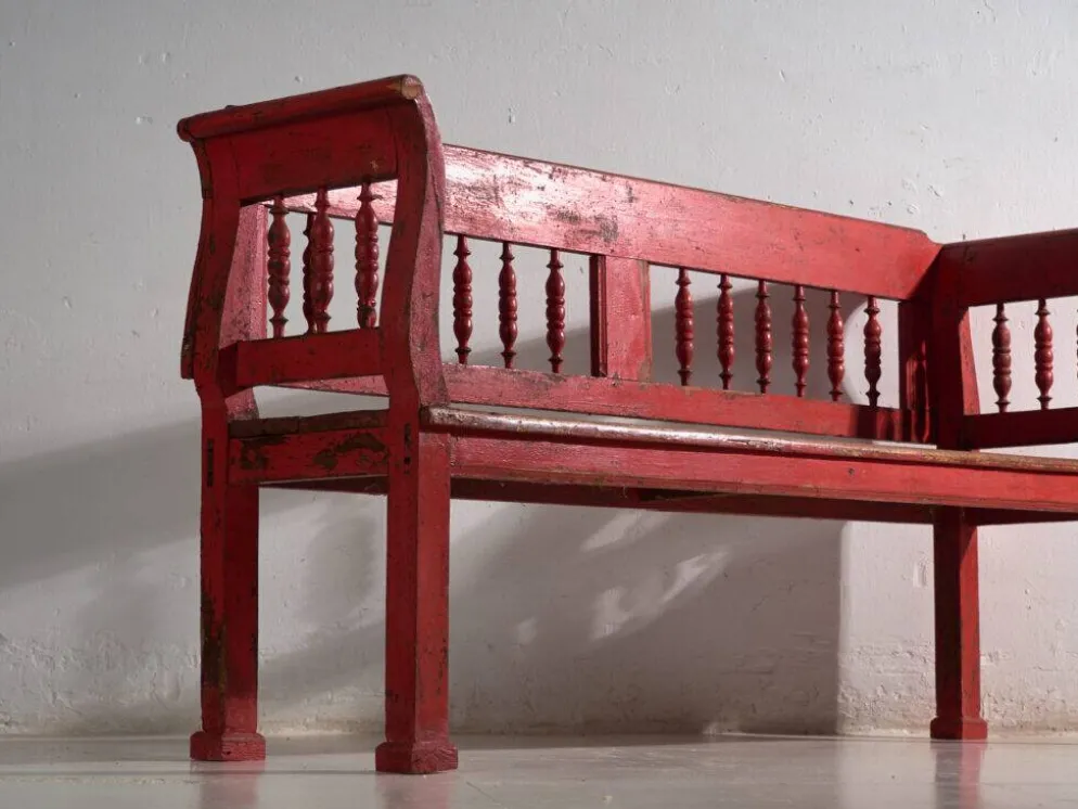 Banc ancien peint rouge en pin à dossier tourné – Europe centrale, vers 1900