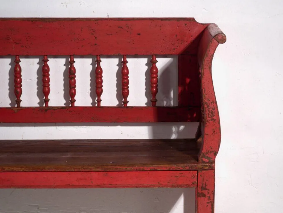 Banc ancien peint rouge en pin à dossier tourné – Europe centrale, vers 1900