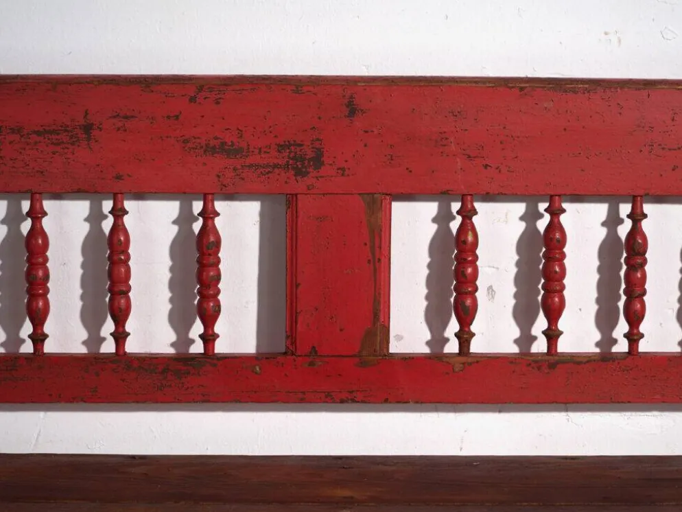 Banc ancien peint rouge en pin à dossier tourné – Europe centrale, vers 1900