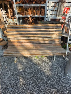 Banc de jardin en fonte et lattes en chêne
