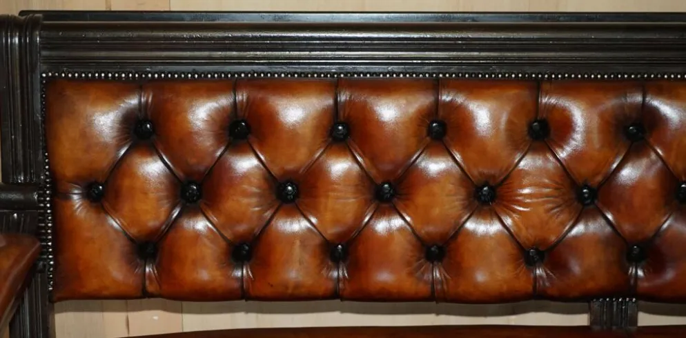 Banc de pub victorien Chesterfield en cuir restauré