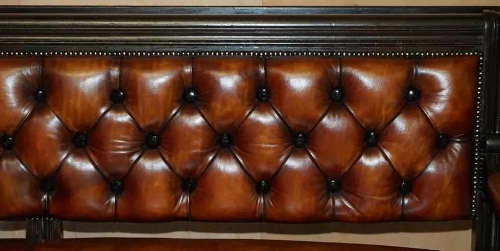 Banc de pub victorien Chesterfield en cuir restauré
