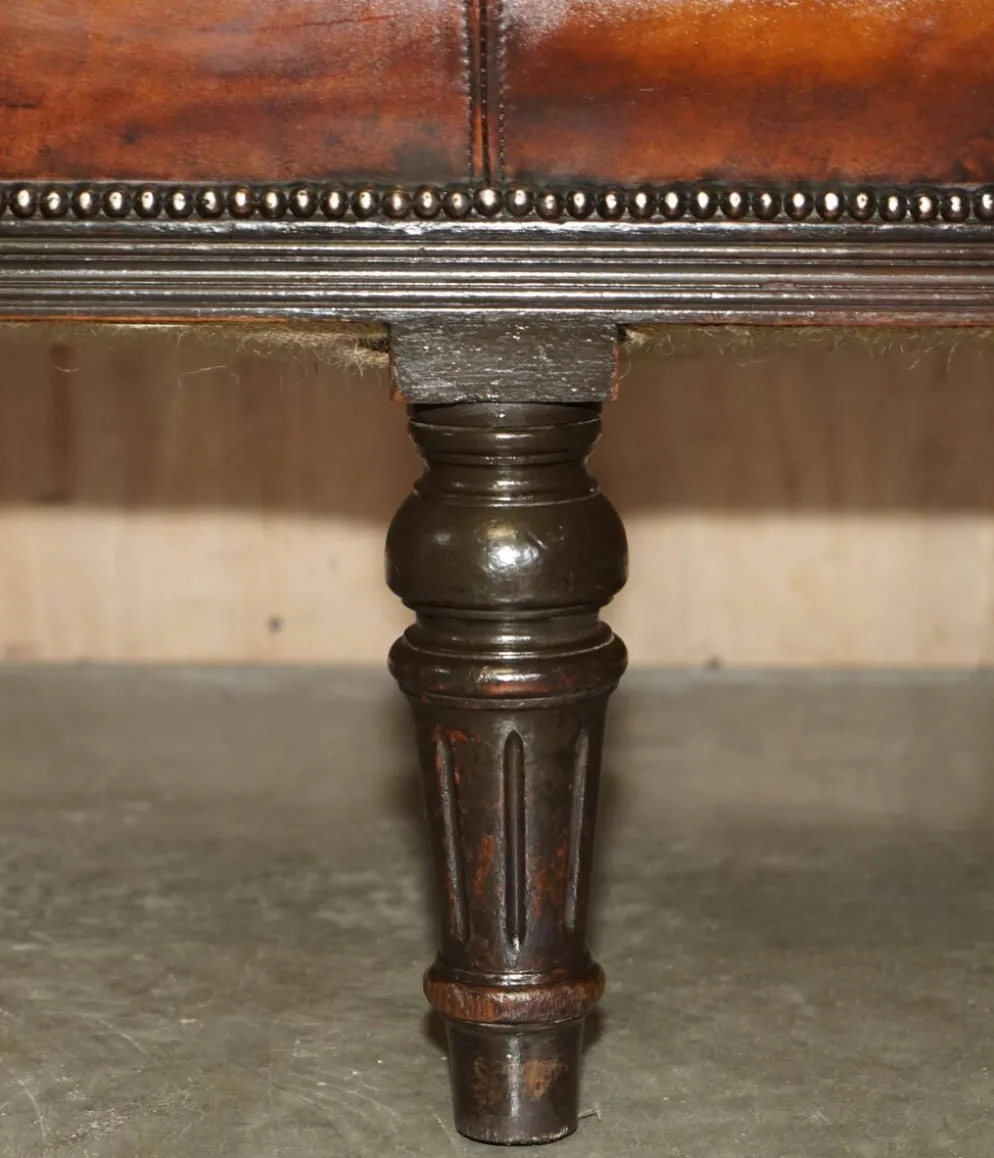 Banc de pub victorien Chesterfield en cuir restauré
