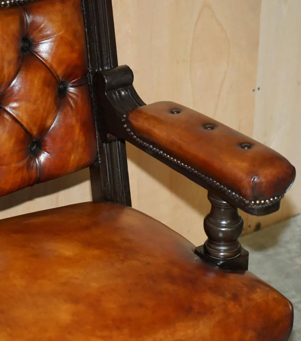 Banc de pub victorien Chesterfield en cuir restauré