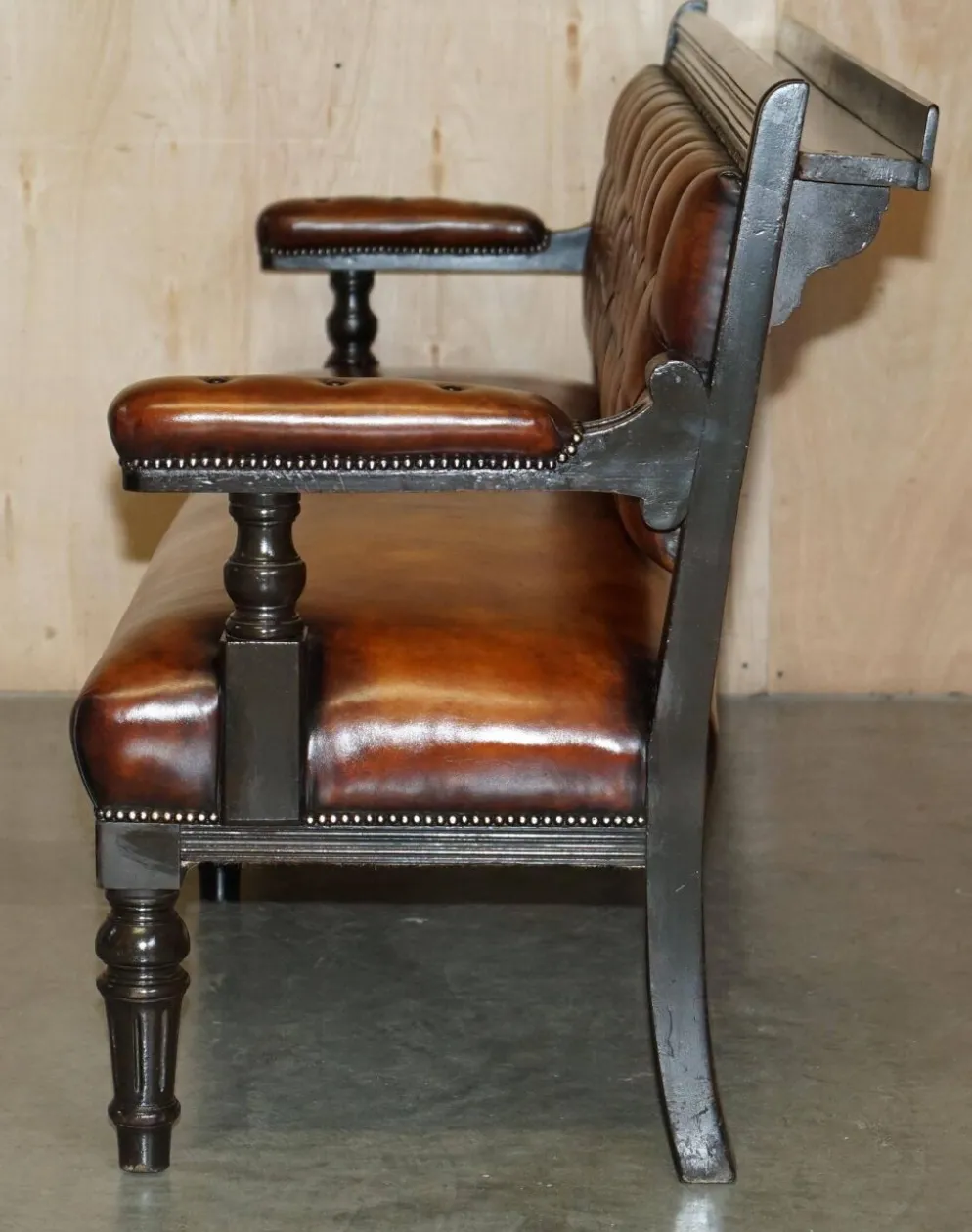 Banc de pub victorien Chesterfield en cuir restauré