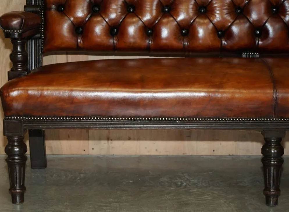 Banc de pub victorien Chesterfield en cuir restauré