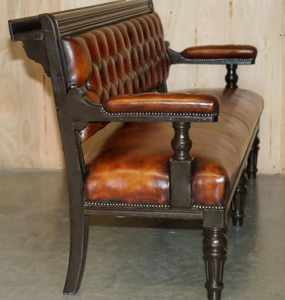 Banc de pub victorien Chesterfield en cuir restauré