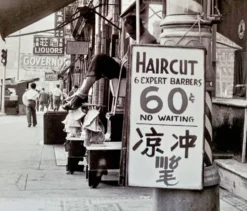 Barber Shop – Chinatown NYC 1956 Une scène vintage, brute et authentique.