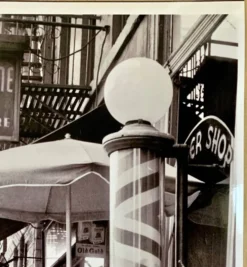 Barber Shop – Chinatown NYC 1956 Une scène vintage, brute et authentique.