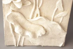 Bas-relief au décor floral