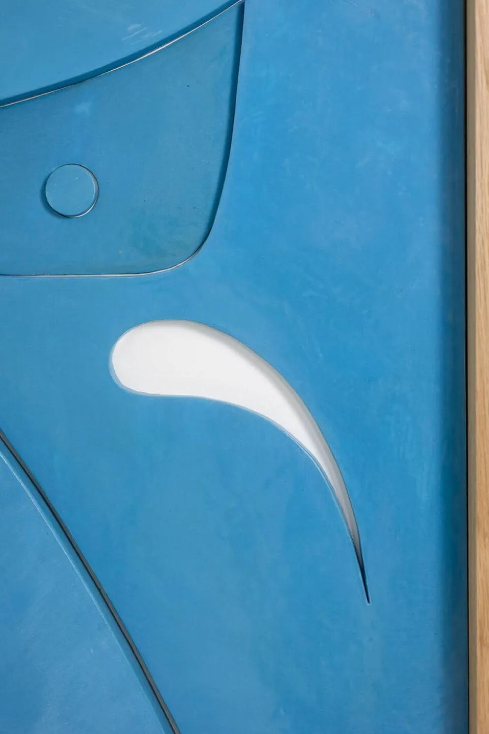 Bas-relief en bois laqué bleu. Travail contemporain d’artiste français.