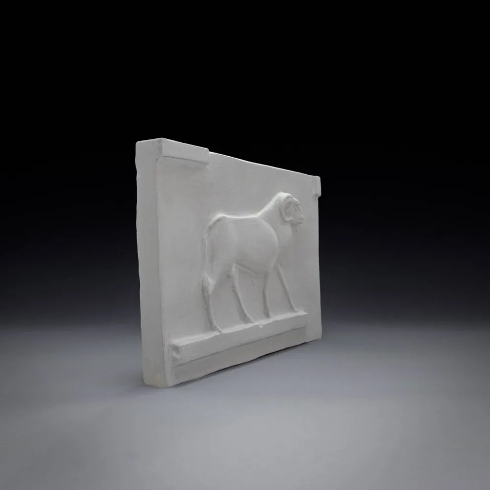 Bas-relief en plâtre – Divinité bélier de l'Égypte antique
