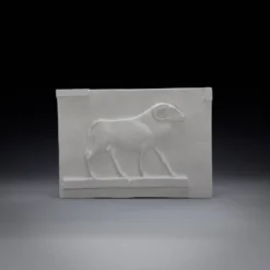 Bas-relief en plâtre – Divinité bélier de l'Égypte antique