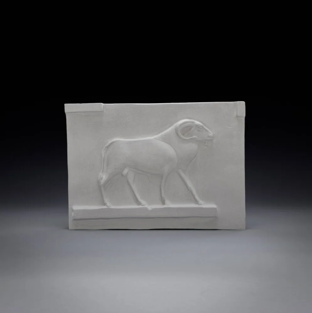 Bas-relief en plâtre – Divinité bélier de l'Égypte antique