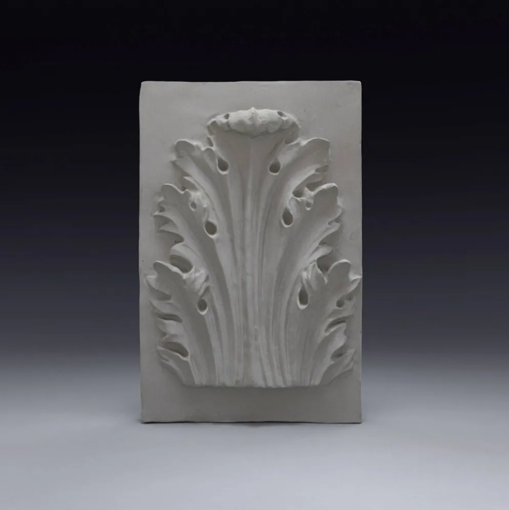 Bas-relief en plâtre d'une feuille d'acanthe.