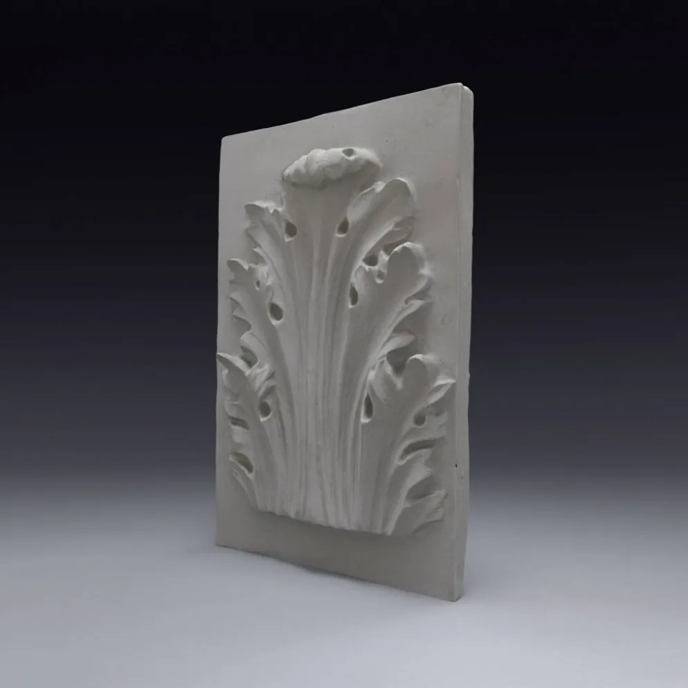 Bas-relief en plâtre d'une feuille d'acanthe.