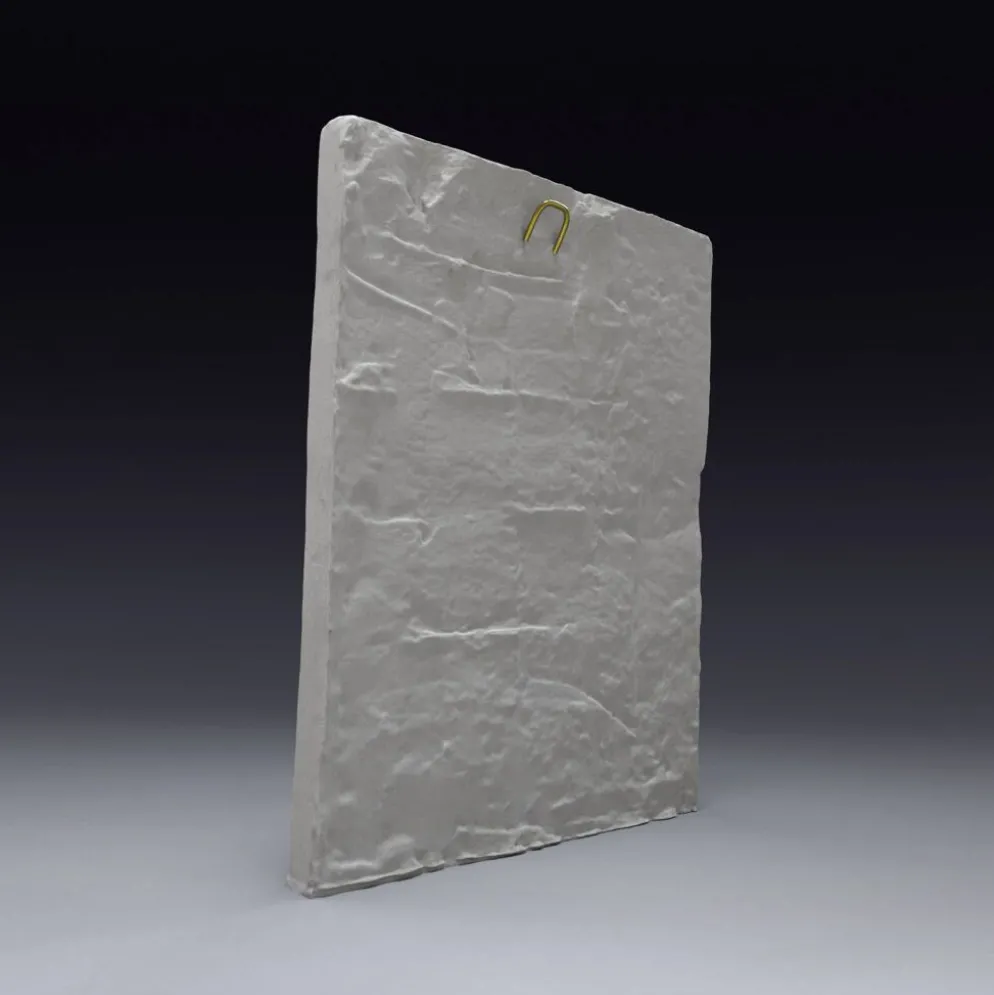 Bas-relief en plâtre d'une feuille d'acanthe avec une fleur.