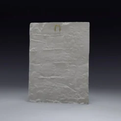 Bas-relief en plâtre d'une feuille d'acanthe avec une fleur.