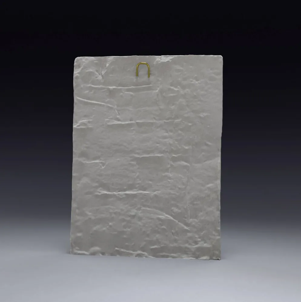Bas-relief en plâtre d'une feuille d'acanthe avec une fleur.