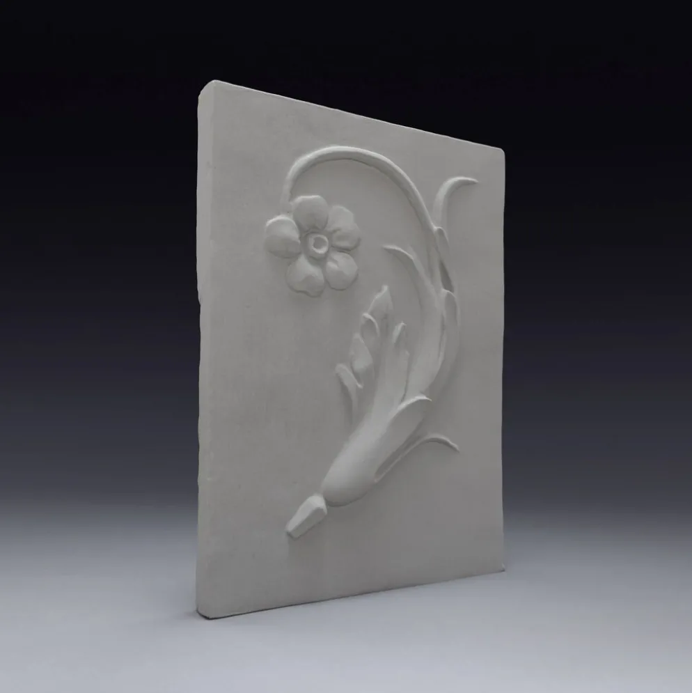 Bas-relief en plâtre d'une feuille d'acanthe avec une fleur.
