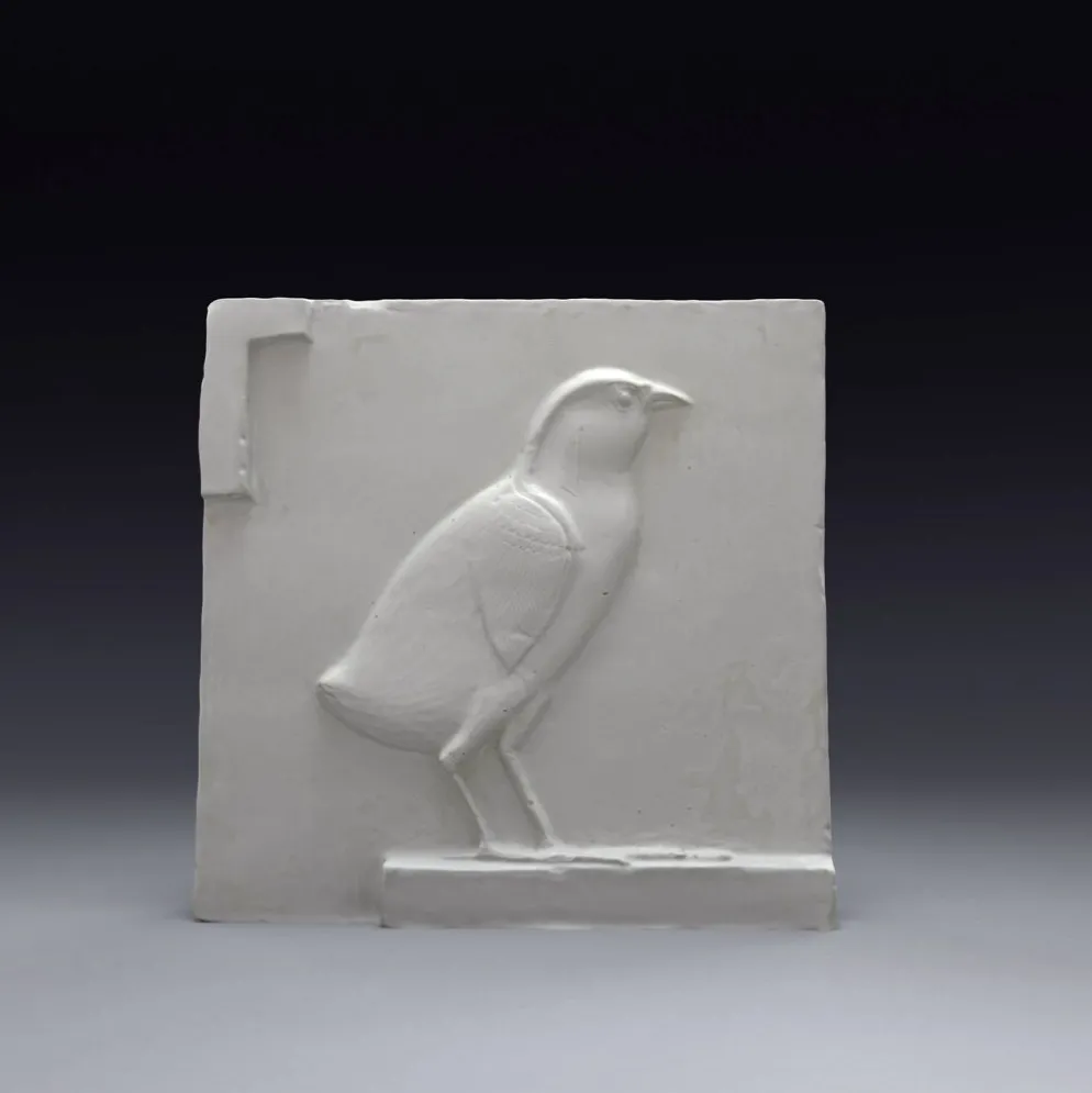 Bas-relief en plâtre représentant un poussin de caille, période ptolémaïque.