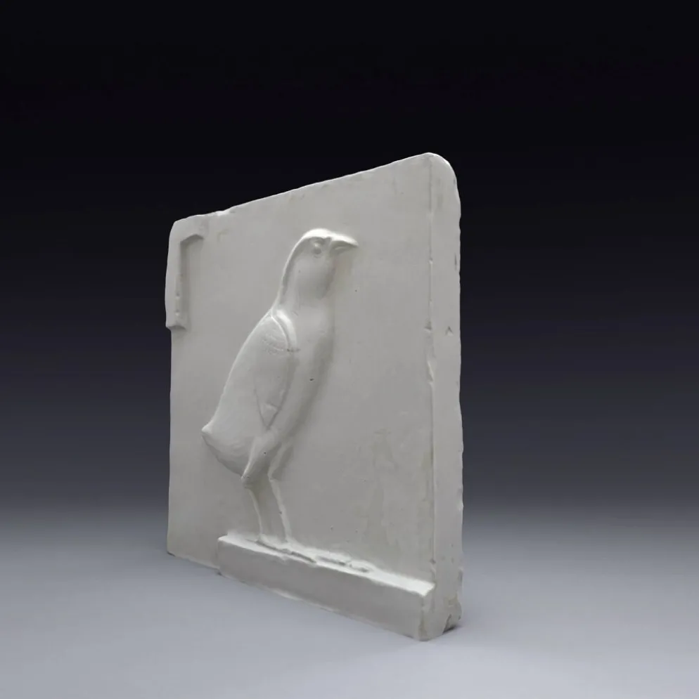 Bas-relief en plâtre représentant un poussin de caille, période ptolémaïque.
