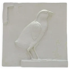 Bas-relief en plâtre représentant un poussin de caille, période ptolémaïque.
