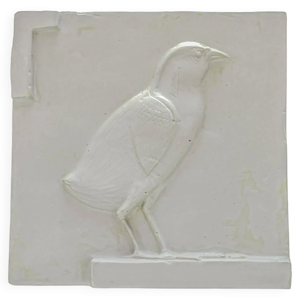Bas-relief en plâtre représentant un poussin de caille, période ptolémaïque.