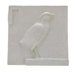 Bas-relief en plâtre représentant un poussin de caille, période ptolémaïque.