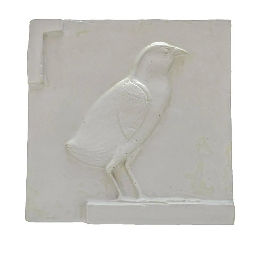 Bas-relief en plâtre représentant un poussin de caille, période ptolémaïque.