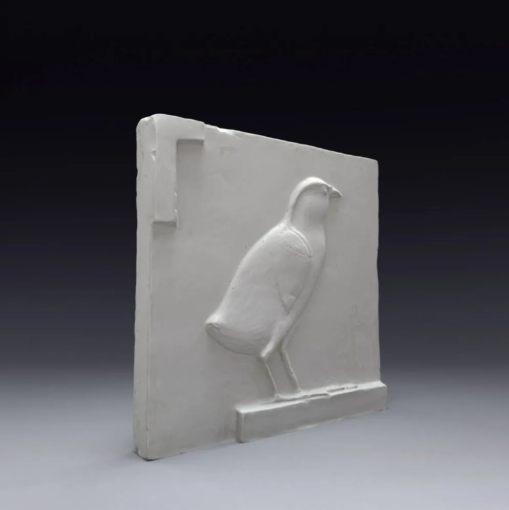 Bas-relief en plâtre représentant un poussin de caille, période ptolémaïque.