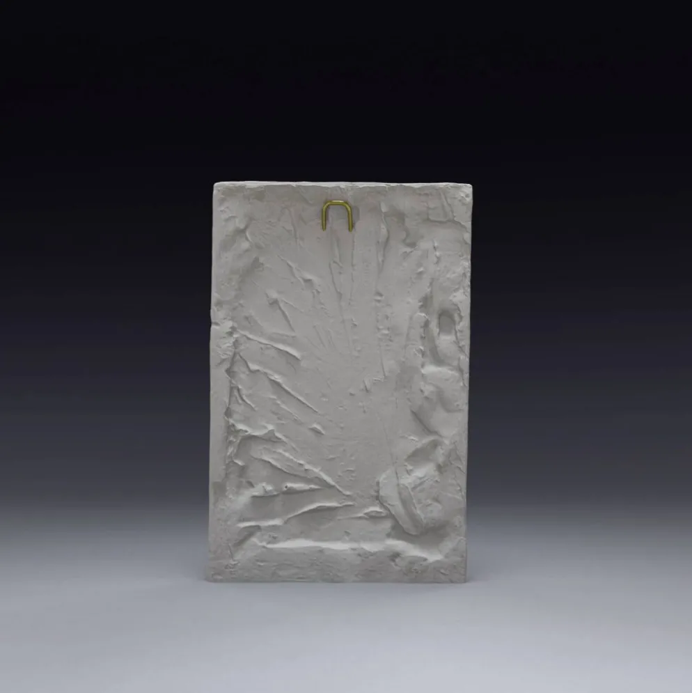 Bas-relief en plâtre représentant une feuille d'acanthe, d'inspiration roma