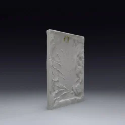 Bas-relief en plâtre représentant une feuille d'acanthe, d'inspiration roma