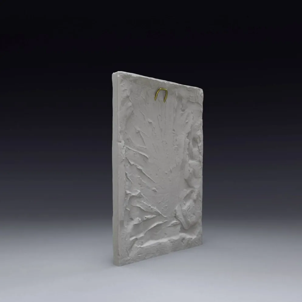 Bas-relief en plâtre représentant une feuille d'acanthe, d'inspiration roma