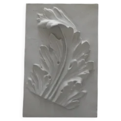 Bas-relief en plâtre représentant une feuille d'acanthe, d'inspiration roma