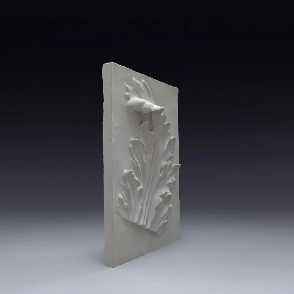 Bas-relief en plâtre représentant une feuille d'acanthe, d'inspiration roma