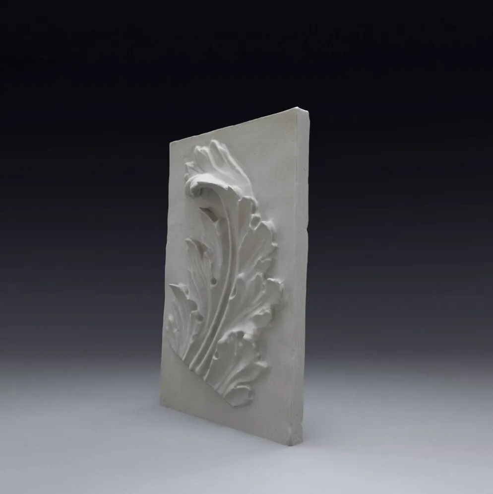 Bas-relief en plâtre représentant une feuille d'acanthe, d'inspiration roma