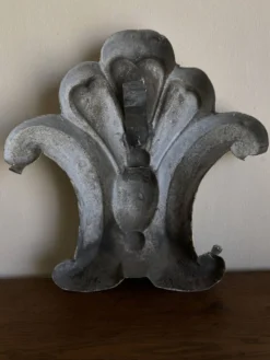 Bas relief feuille d'acanthe néo classique 19e